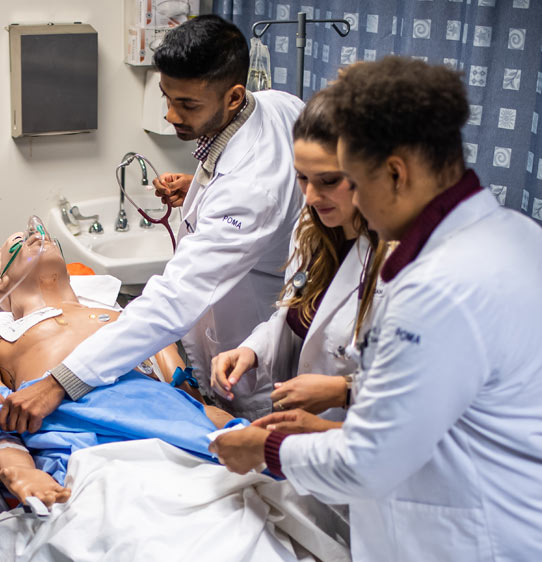 DO students working on a trauma mannequin in the CLAC