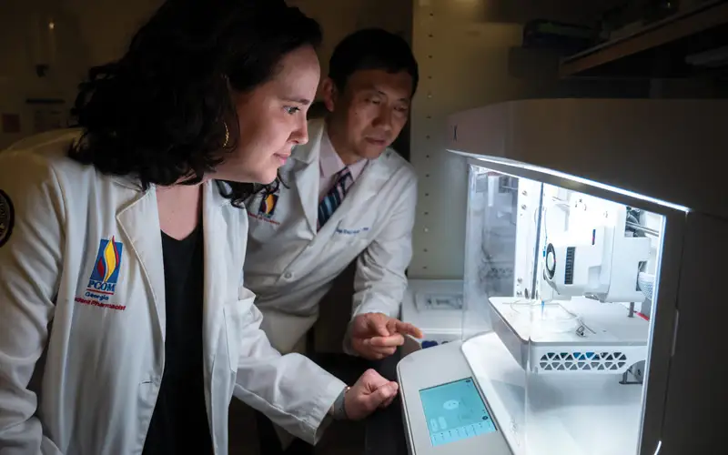 In the lab, Xinyu Wang, PhD, professor of neuroscience, physiology and pharmacology, PCOM Georgia, and a pharmacy student use 3D bioprinting technology in anti-cancer drug screening to test the efficacy and toxicity of new treatments. This allows for a deeper understanding of tumor biology.