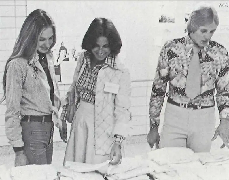 DO students choose their white coats during registration day, circa 1976