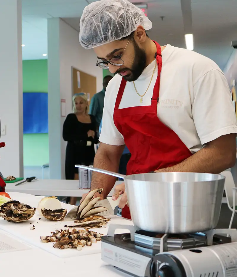 Zain Ismail (DO ’27) slices portobello mushrooms for his team’s taco dish on the first day of culinary medicine.